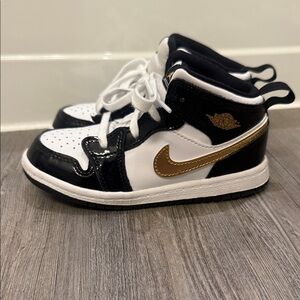 Jordan 1 Mid SE "Black and Gold" Shoes